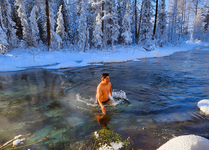 In the Jargalant river water -30 degrees